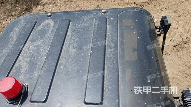 驾驶室顶部(整机外观) 驾驶室顶部(整机外观)