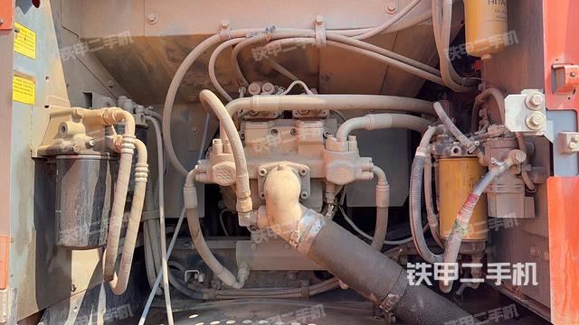 液压泵舱室正面整体（整机外观）