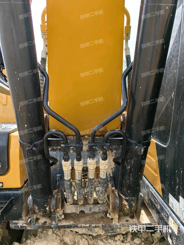 大臂油缸整体 竖拍(工作和回转装置) 大臂油缸整体 竖拍(工作和回转装置)