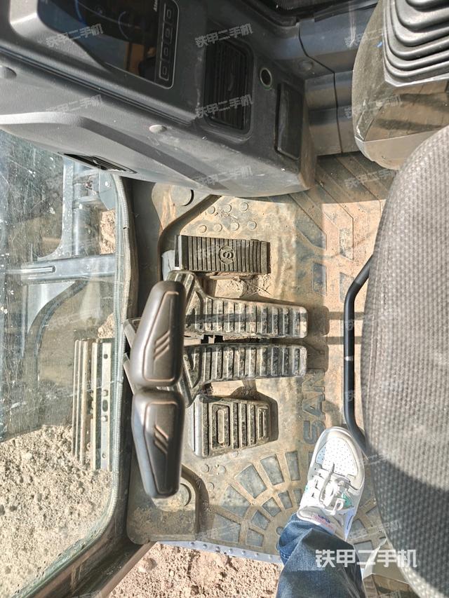 行走控制手柄和踏板 俯拍(驾驶室部分) 行走控制手柄和踏板 俯拍(驾驶室部分)