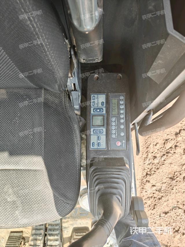 座椅左侧控制台/音响/含左手柄(驾驶室部分) 座椅左侧控制台/音响/含左手柄(驾驶室部分)