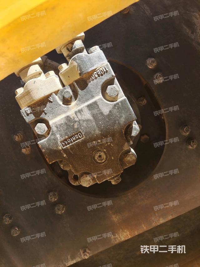 后轮左侧全景(压路机前后车架) 后轮左侧全景(压路机前后车架)