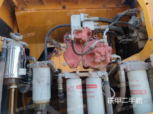 液壓泵艙室正面整體(整機外觀) 液壓泵艙室正面整體(整機外觀)