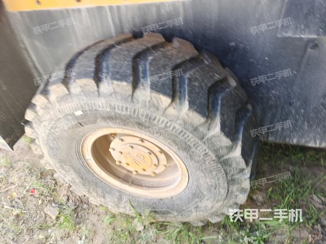 前輪左側(cè)減震塊連接及部件（壓路機(jī)前后車架）