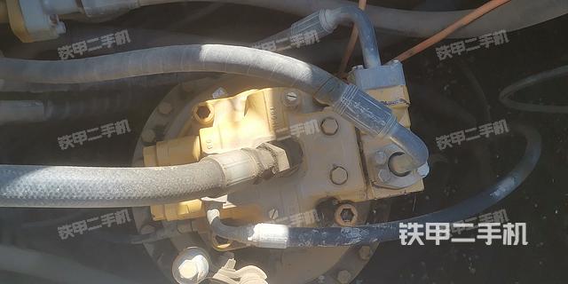 回转马达和主控阀(整机外观) 回转马达和主控阀(整机外观)