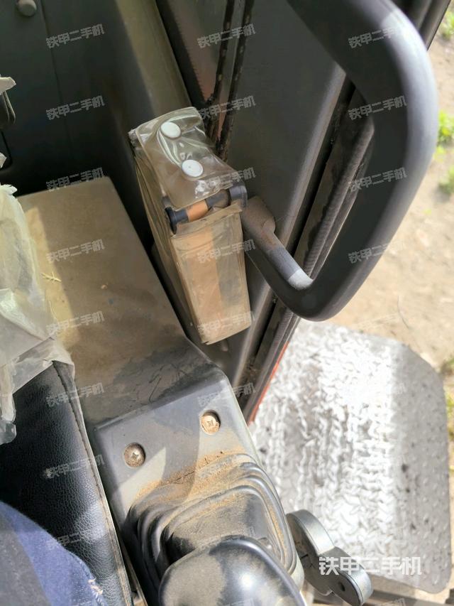 座椅左侧控制台/音响/含左手柄(驾驶室部分) 座椅左侧控制台/音响/含左手柄(驾驶室部分)