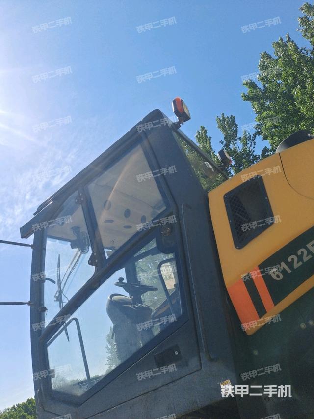 右侧正面照(压路机驾驶室) 右侧正面照(压路机驾驶室)