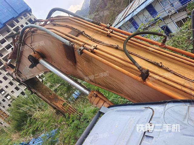 駕駛室頂部(整機(jī)外觀) 駕駛室頂部(整機(jī)外觀)