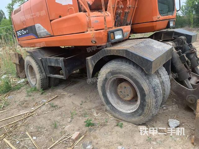 單側(cè)履帶整體(整機(jī)外觀) 單側(cè)履帶整體(整機(jī)外觀)