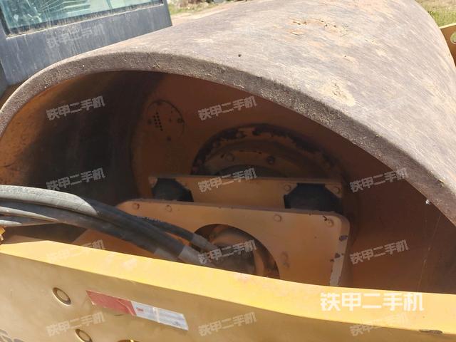 后轮左侧全景（压路机前后车架）