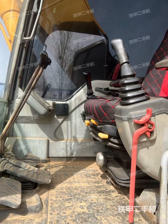 驾驶室顶部(整机外观) 驾驶室顶部(整机外观)