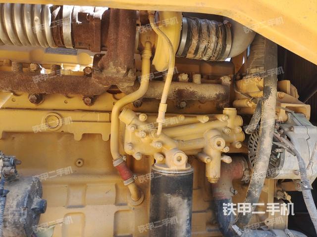 发动机左侧全景（压路机发动机舱）