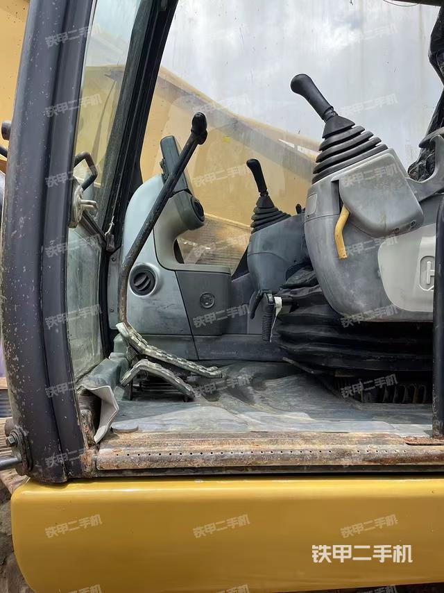 驾驶室整体(整机外观) 驾驶室整体(整机外观)