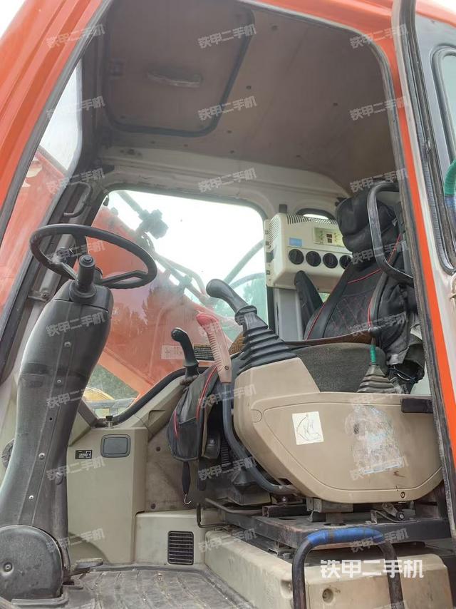 駕駛室整體(整機(jī)外觀) 駕駛室整體(整機(jī)外觀)