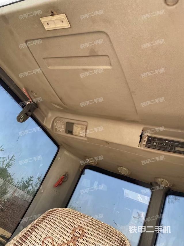 駕駛室頂部(整機(jī)外觀) 駕駛室頂部(整機(jī)外觀)