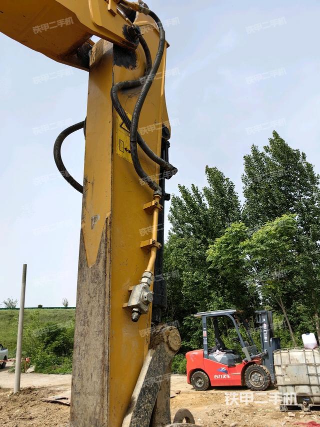 小臂整体左后(工作和回转装置) 小臂整体左后(工作和回转装置)