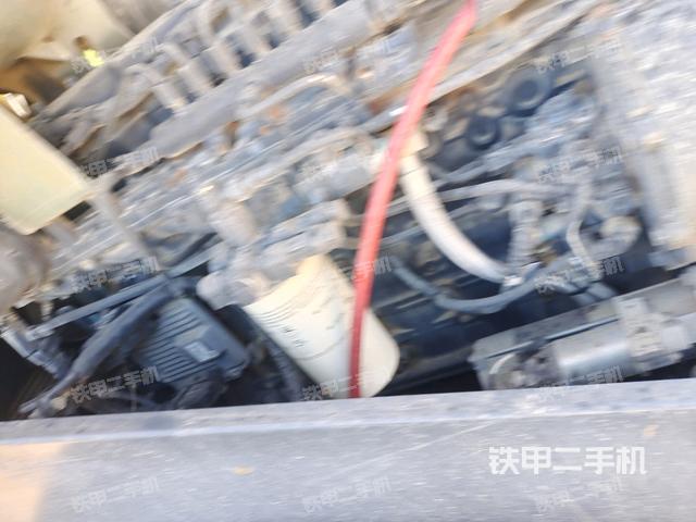 发动机左侧全景(压路机发动机舱) 发动机左侧全景(压路机发动机舱)