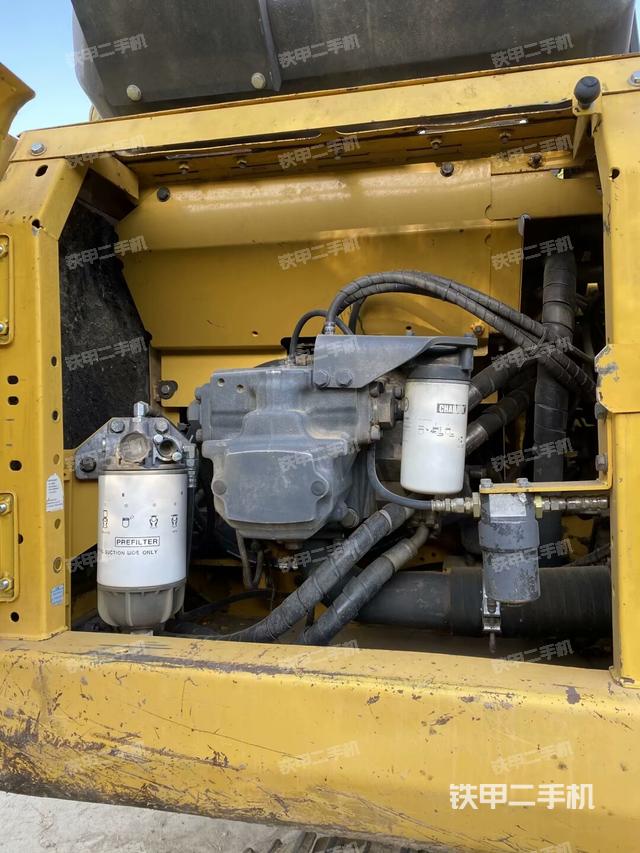 液压泵舱室正面整体(整机外观) 液压泵舱室正面整体(整机外观)