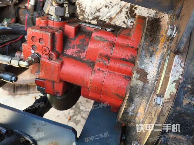 液壓泵艙室正面整體（整機外觀）