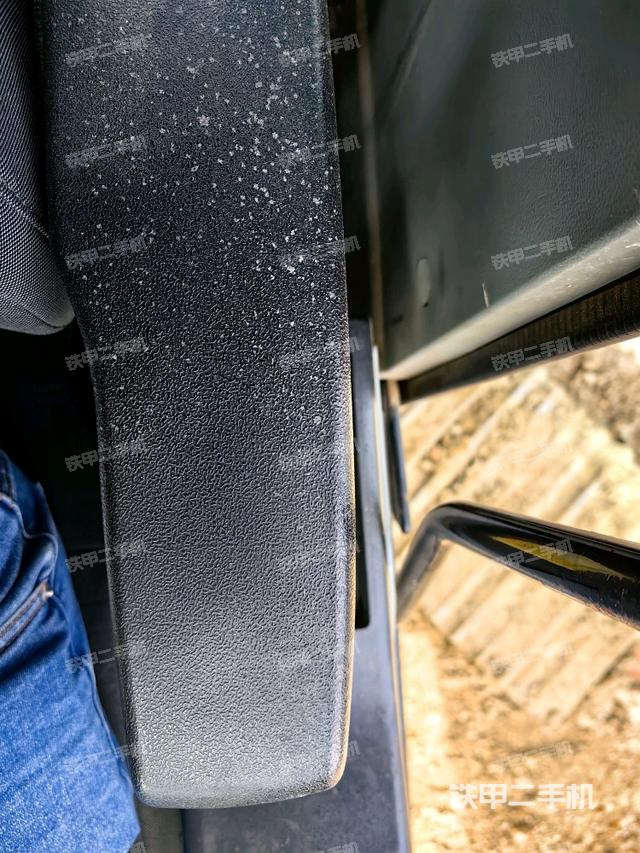 座椅右侧控制台/钥匙门/油门/含右手柄(驾驶室部分) 座椅右侧控制台/钥匙门/油门/含右手柄(驾驶室部分)