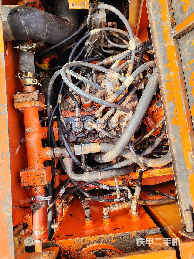 回转马达和主控阀(整机外观) 回转马达和主控阀(整机外观)