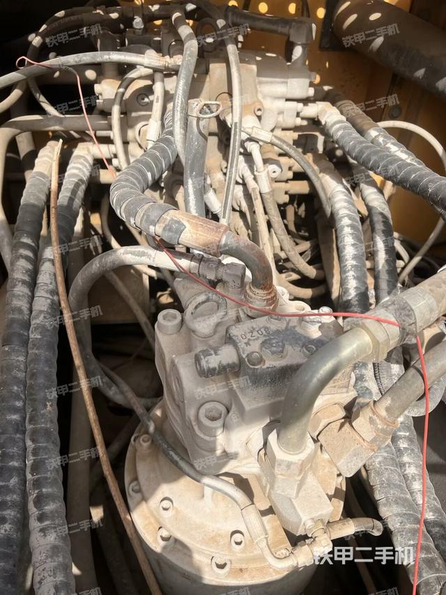 回转马达和主控阀(整机外观) 回转马达和主控阀(整机外观)