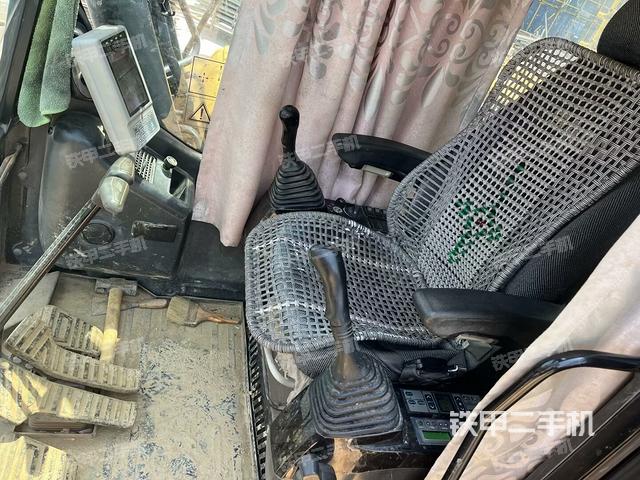 駕駛室整體(整機(jī)外觀) 駕駛室整體(整機(jī)外觀)