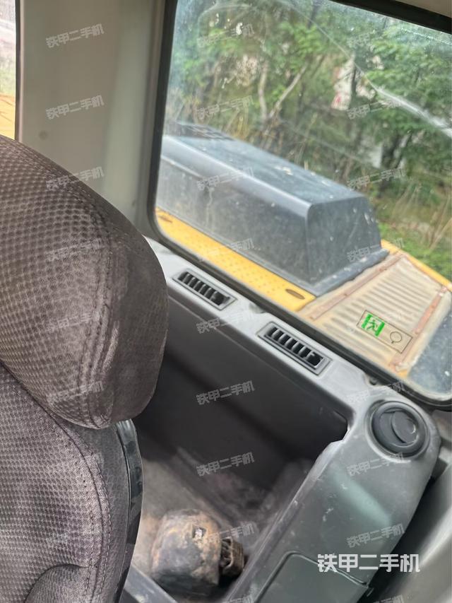 行走控制手柄和踏板 俯拍(驾驶室部分) 行走控制手柄和踏板 俯拍(驾驶室部分)