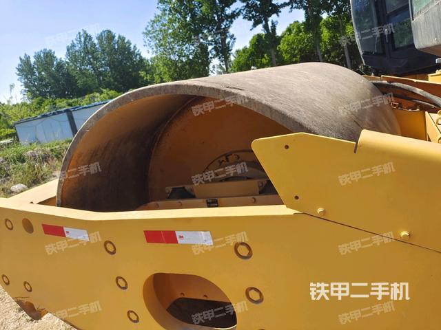 前轮右侧减震块连接及部件（压路机前后车架）