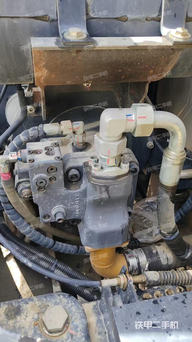 液压泵舱室正面整体(整机外观) 液压泵舱室正面整体(整机外观)