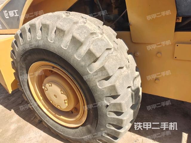 后轮右侧全景（压路机前后车架）
