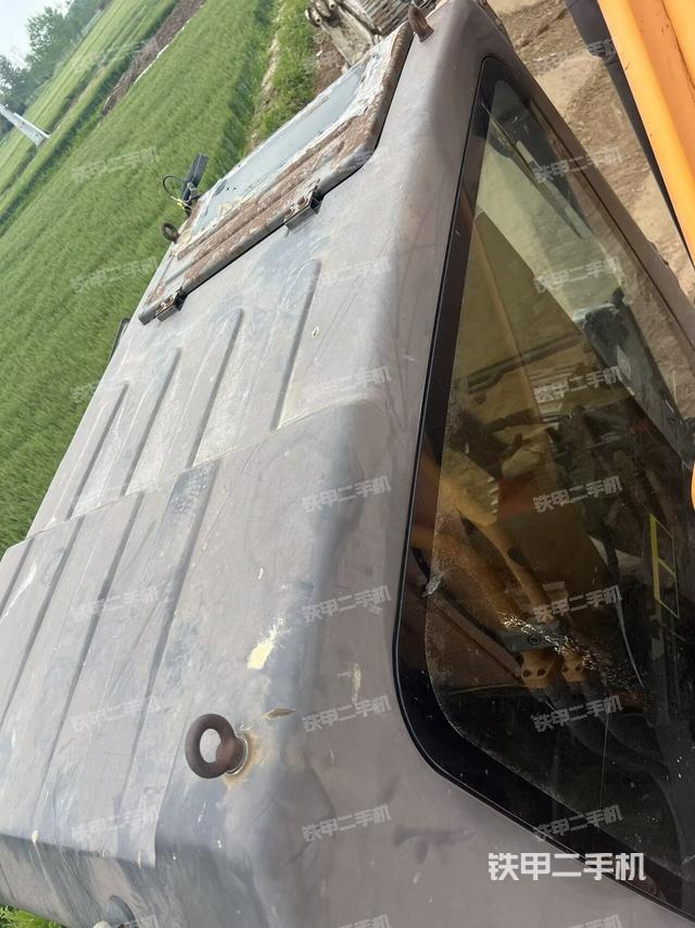 座椅左侧控制台/音响/含左手柄(驾驶室部分) 座椅左侧控制台/音响/含左手柄(驾驶室部分)