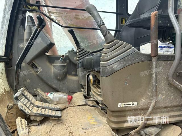 座椅左側(cè)控制臺(tái)/音響/含左手柄(駕駛室部分) 座椅左側(cè)控制臺(tái)/音響/含左手柄(駕駛室部分)