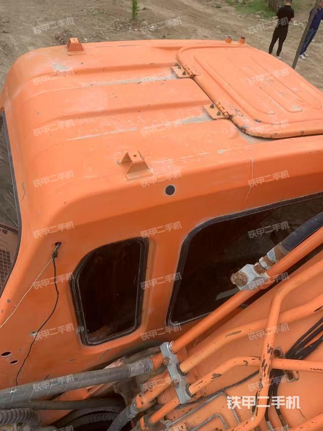 駕駛室頂部(整機(jī)外觀) 駕駛室頂部(整機(jī)外觀)