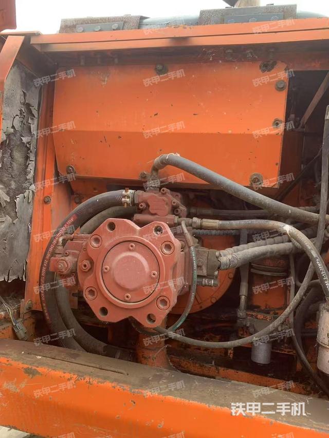 液壓泵艙室正面整體(整機(jī)外觀) 液壓泵艙室正面整體(整機(jī)外觀)