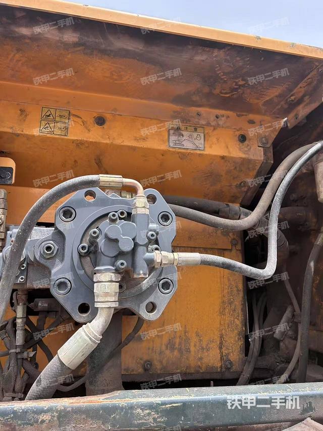 液壓泵艙室正面整體(整機(jī)外觀) 液壓泵艙室正面整體(整機(jī)外觀)