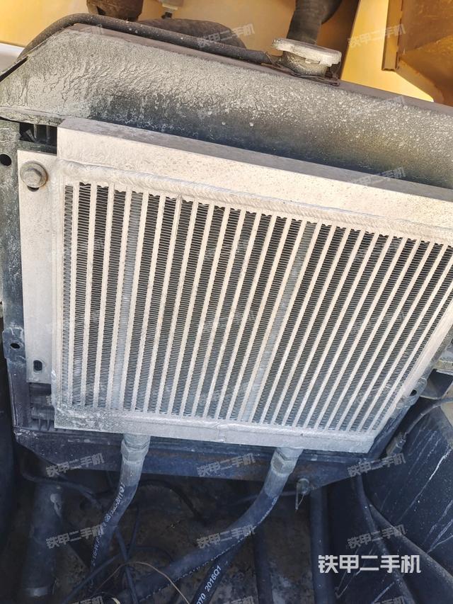 散熱器全景（壓路機(jī)發(fā)動(dòng)機(jī)艙）