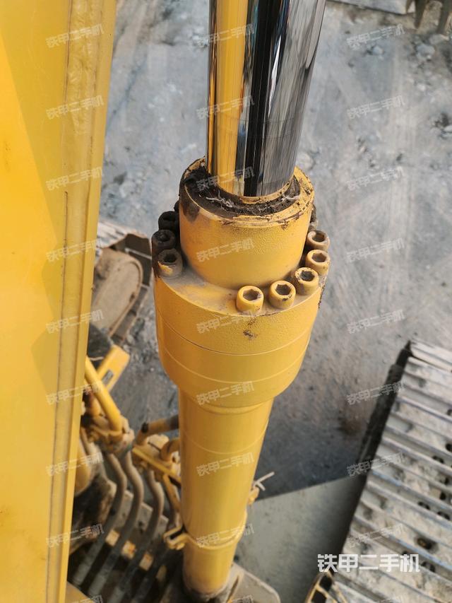 大臂油缸整体 竖拍(工作和回转装置) 大臂油缸整体 竖拍(工作和回转装置)