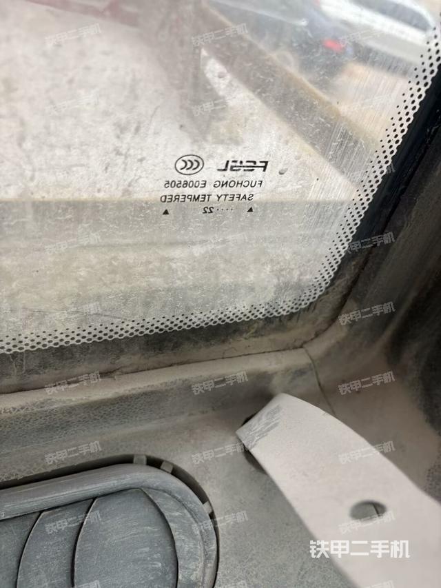 行走控制手柄和踏板?俯拍(駕駛室部分) 行走控制手柄和踏板?俯拍(駕駛室部分)