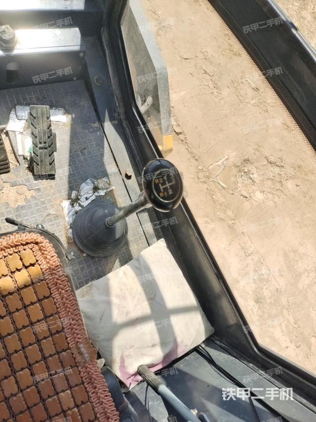 驾驶室内座椅、仪表操作手柄全景(压路机驾驶室) 驾驶室内座椅、仪表操作手柄全景(压路机驾驶室)