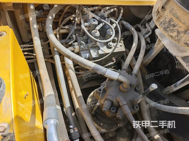 回轉(zhuǎn)馬達(dá)和主控閥（整機(jī)外觀）