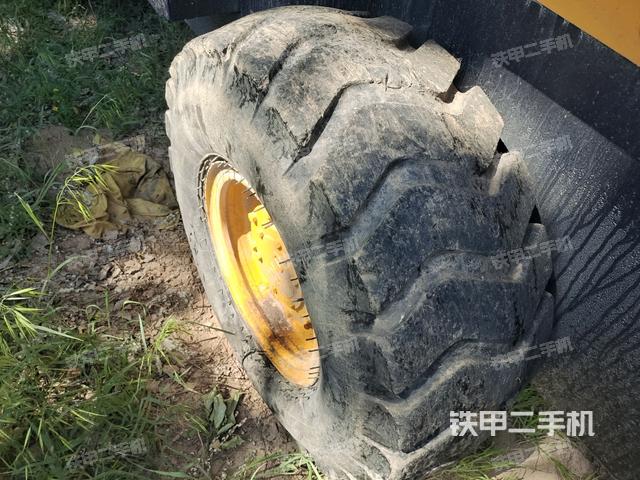 后輪右側(cè)全景（壓路機(jī)前后車架）