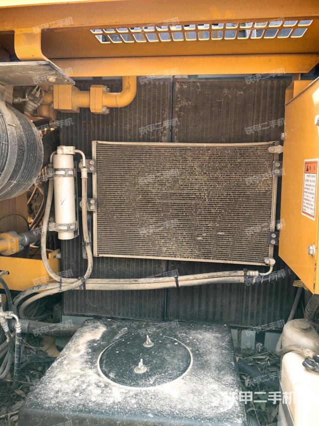 散熱器正面(大件艙室) 散熱器正面(大件艙室)