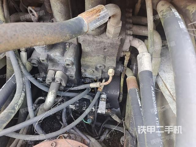 回轉(zhuǎn)馬達(dá)和主控閥(整機(jī)外觀) 回轉(zhuǎn)馬達(dá)和主控閥(整機(jī)外觀)