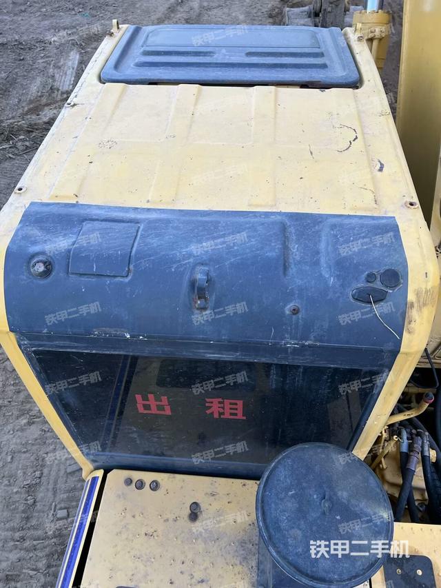 駕駛室頂部(整機(jī)外觀) 駕駛室頂部(整機(jī)外觀)