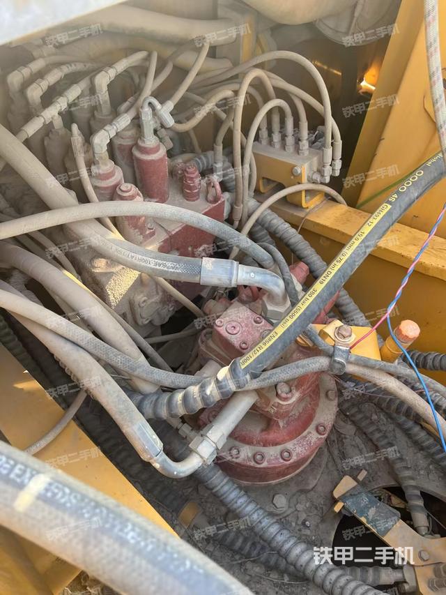 回转马达和主控阀(整机外观) 回转马达和主控阀(整机外观)