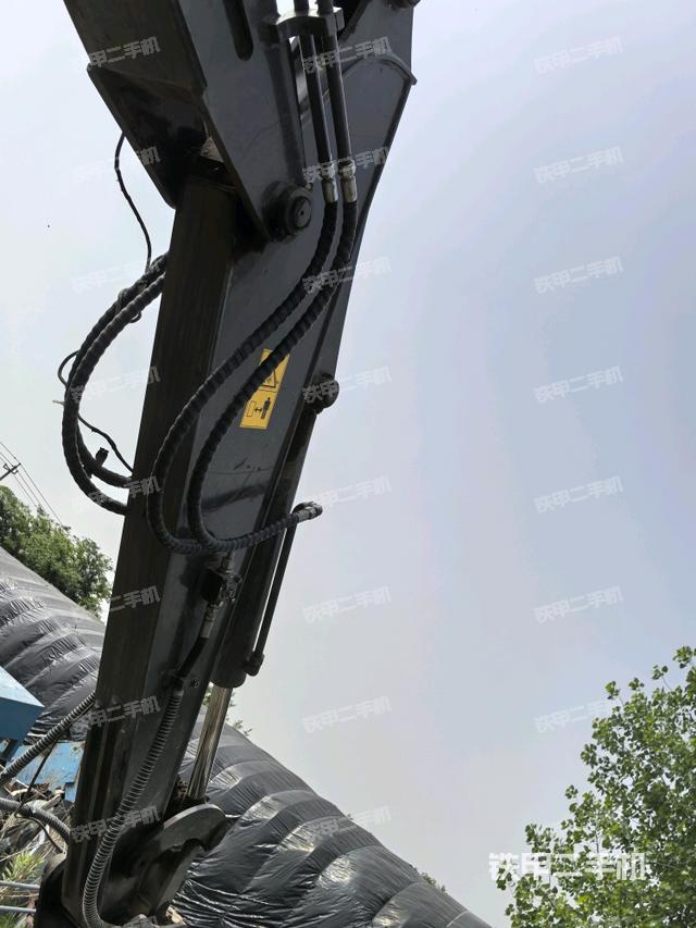 小臂整体右前(工作和回转装置) 小臂整体右前(工作和回转装置)