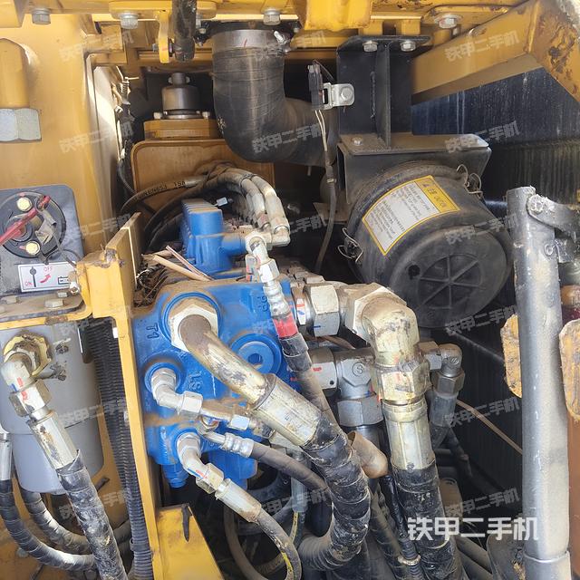 駕駛室頂部(整機(jī)外觀) 駕駛室頂部(整機(jī)外觀)