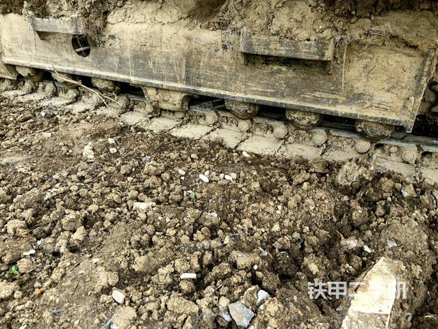 右側(cè)履帶整體(行走機構(gòu)) 右側(cè)履帶整體(行走機構(gòu))