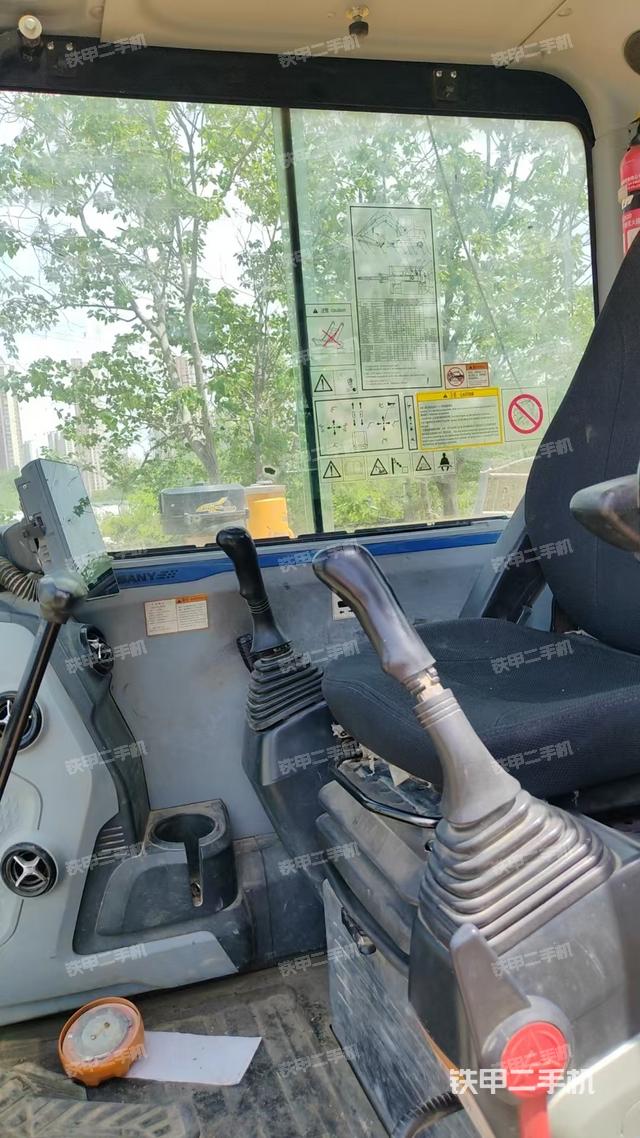 驾驶室整体(整机外观) 驾驶室整体(整机外观)